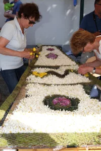 Öffentliches Narzissenstecken der Figuren für den Korso. Narzissenfest 2017