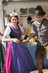 Königin Brigitte Maier beim Tanzen Narzissenfest 2017