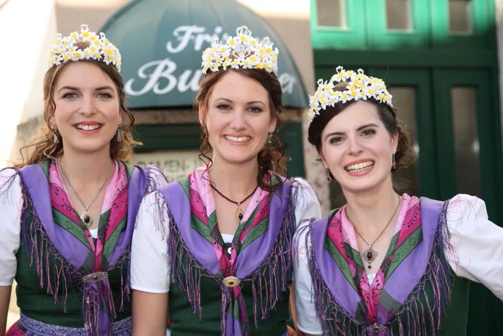 Offizielle Website des Narzissenfests Narzissenfest 2017: Dies sind die Hoheiten. Königin Brigitte Maier (Mitte), Maria Benischek (l.) und Lisa Streuβnig (r.)