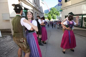 Die Hoheiten Brigitte, Maria und Lisa beim Tanzen Narzissenfest 2017