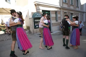 Die Hoheiten Brigitte, Maria und Lisa beim Tanzen Narzissenfest 2017