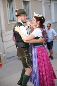 Königin Brigitte Maier beim Tanzen Narzissenfest 2017