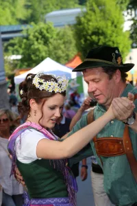Königin Brigitte Maier beim Tanzen Narzissenfest 2017