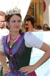 Königin Brigitte Maier beim Tanzen Narzissenfest 2017