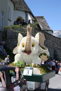 Narzissenfest 2017. Korso in Bad Aussee, „junge Elefant, ganz groß“ Figur Narzissenfest 2017