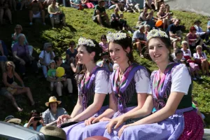 Die Hoheiten beim Narzissenkorso in Bad Aussee Narzissenfest 2017