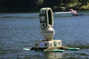 Narzissenfest 2017. Korso auf dem Grundlsee. Schweizerische Kuhglocke Narzissenfest 2017