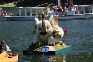 Narzissenfest 2017. Korso auf dem Grundlsee. „junge Elefant, ganz groß“ Figur Narzissenfest 2017