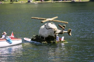 Narzissenfest 2017. Korso auf dem Grundlsee. Helikopter Figur