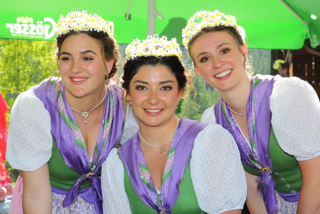vlnr, Prinzessin Celina Gschaider, Königin Magdalena Egger und Prinzessin
Johanna Murauer.